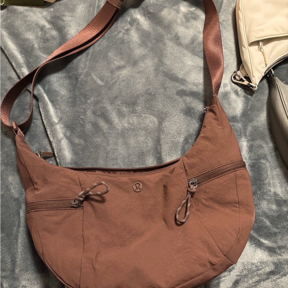 Lululemon slouchy sling bag 6L